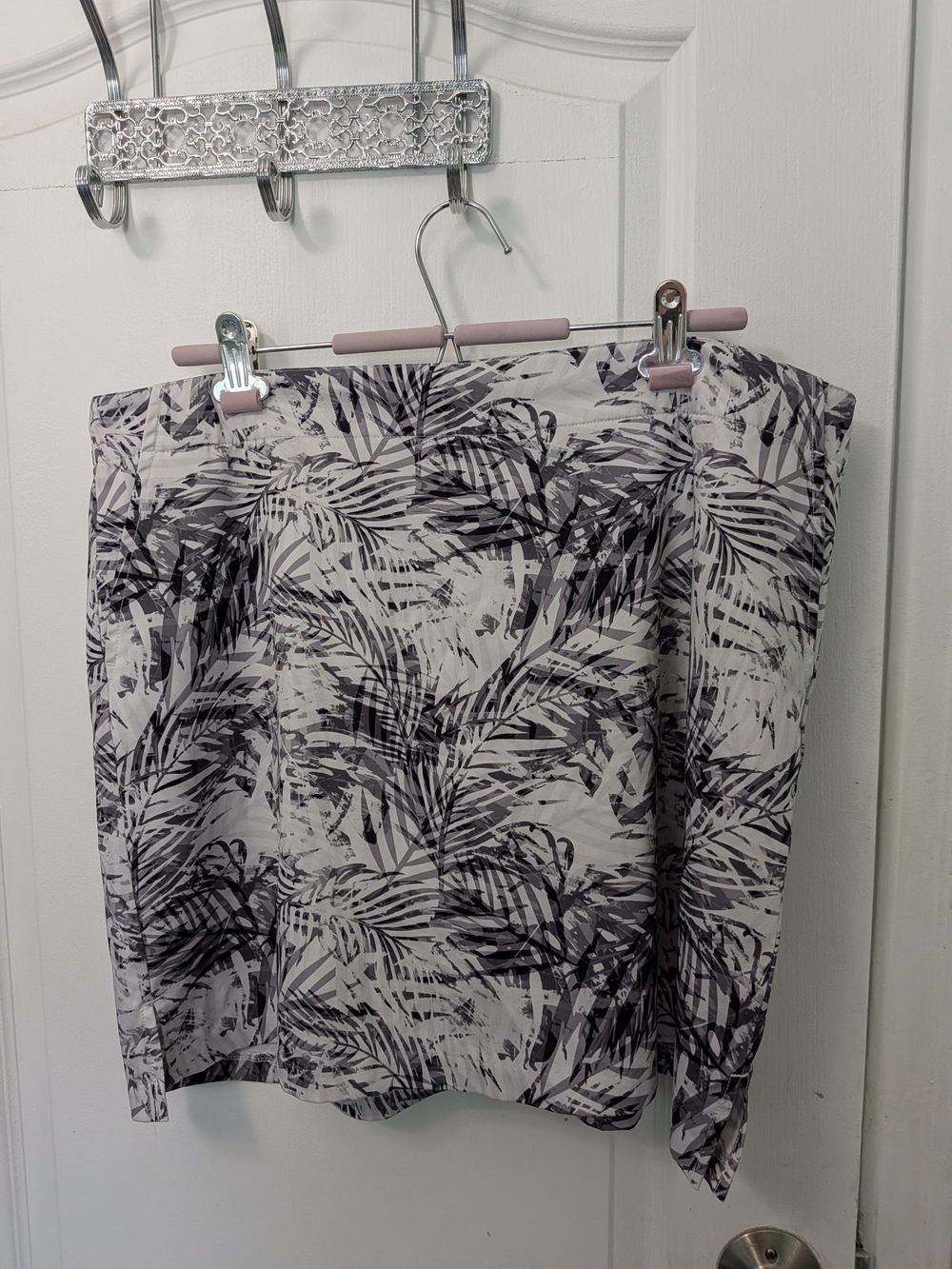 Lady Hagen Golf Black & White Tropical Leaf Skort